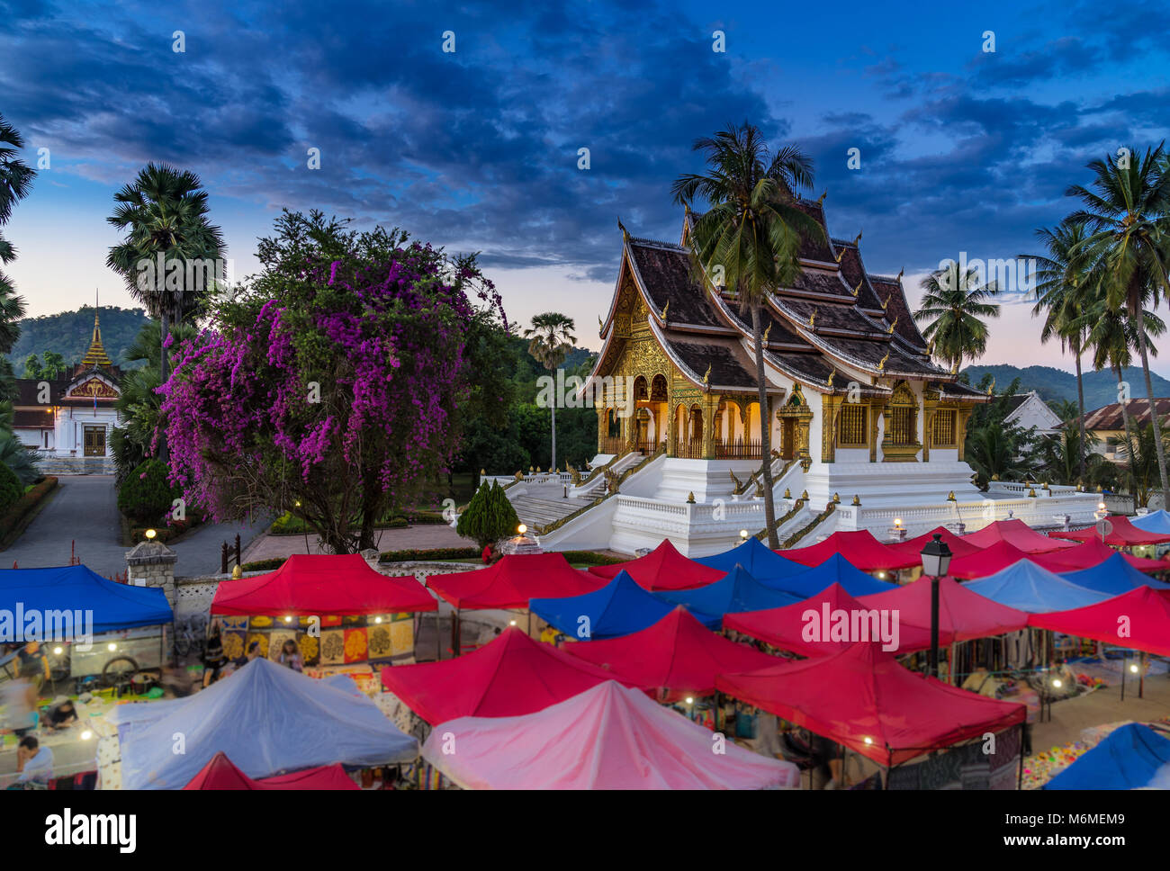 La notte del mercato di souvenir a Luang Prabang, Laos. Foto Stock