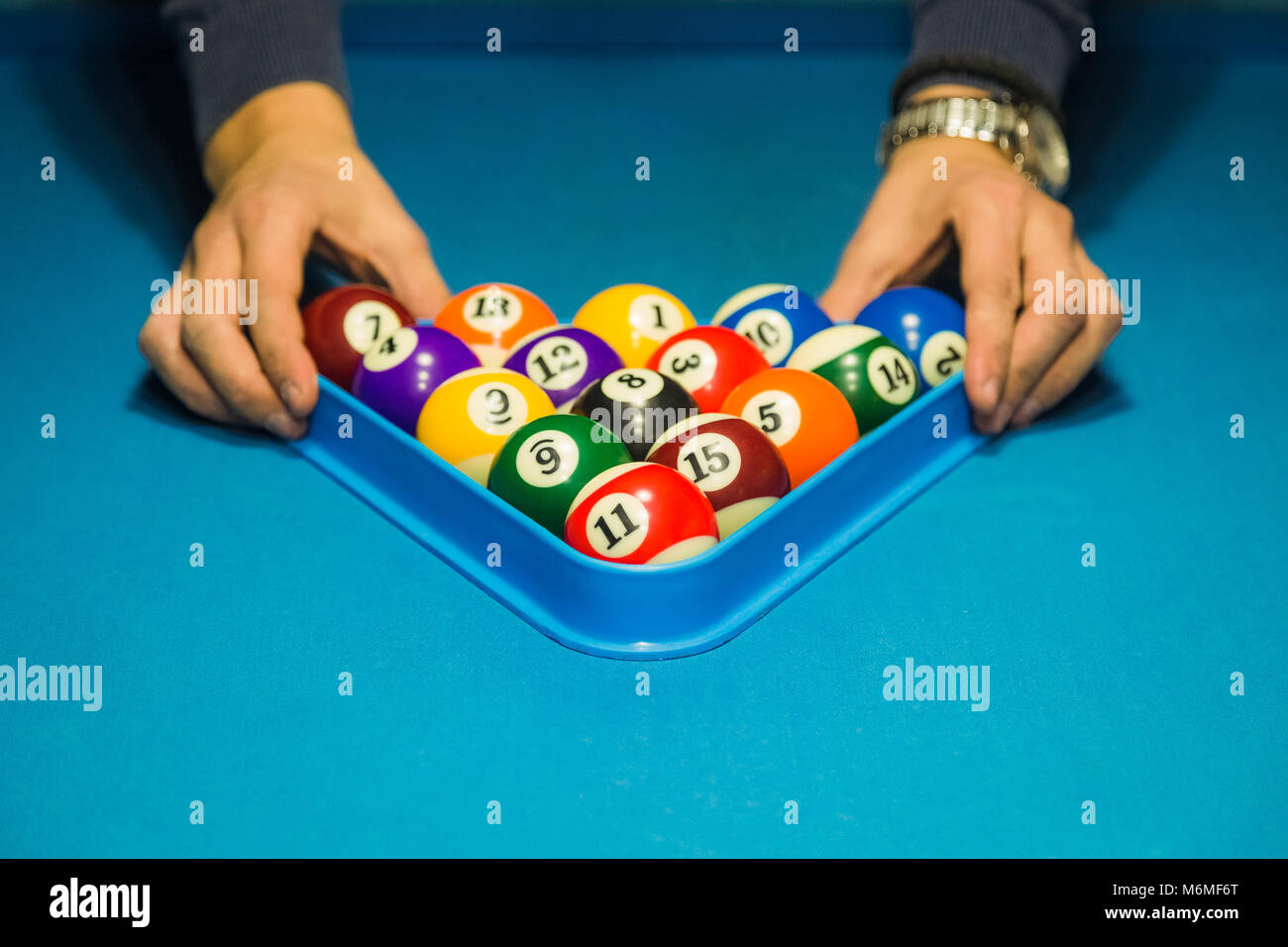 Biliardo pool player preparando le sfere per il prossimo gioco Foto Stock