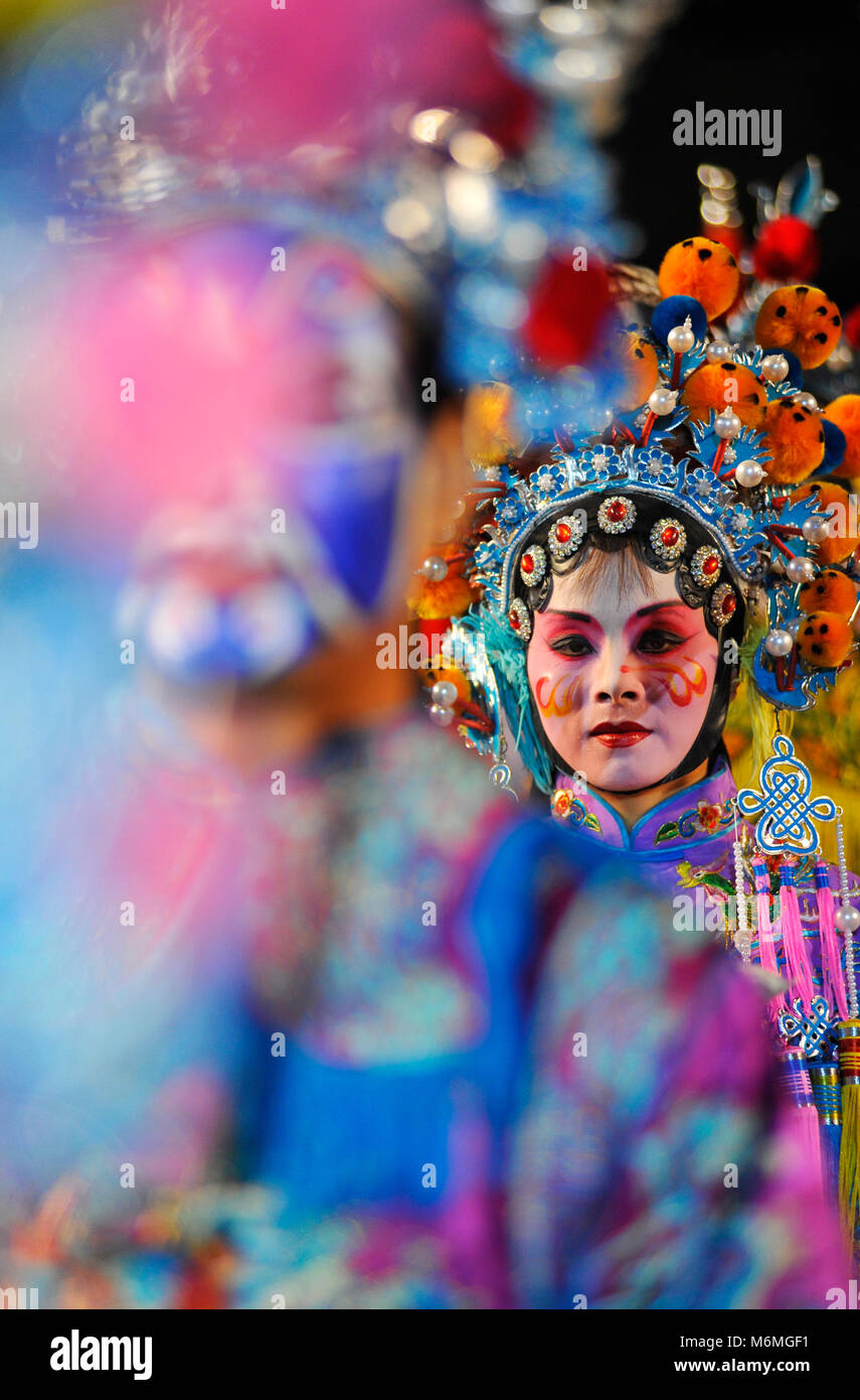 EDINBURGH, Regno Unito: ballerini, musicisti,stunt uomini e donne mettere su un coloratissimo spettacolo presso la prova generale di Edinburgh Tattoo militare. Foto Stock