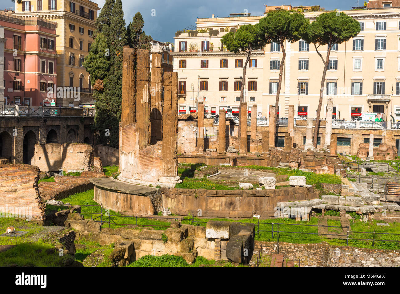 Largo di Torre Argentina è una piazza di Roma, Italia, con quattro romana repubblicana templi e resti di Pompeo Theatre. Roma. Lazio. Italia Foto Stock