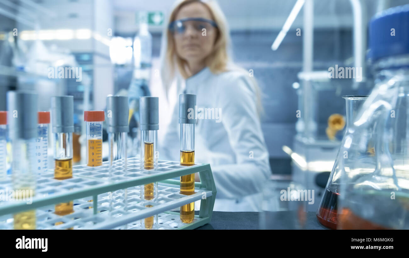 Inquadratura di un carrello con Test-Tubes, analisi, bicchieri e vari articoli di vetreria. Foto Stock