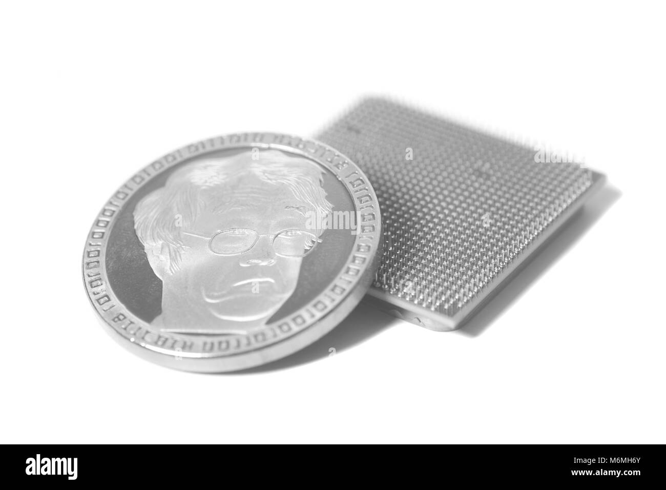 Unità di elaborazione centrale CPU microchip con argento Bitcoin isolato su bianco Foto Stock