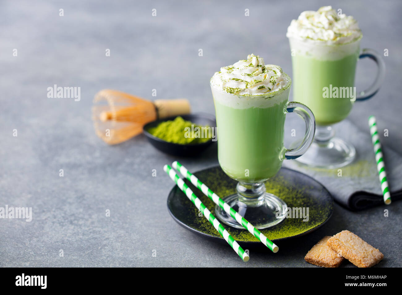 Tè verde Matcha latte con panna montata. Copia dello spazio. Foto Stock