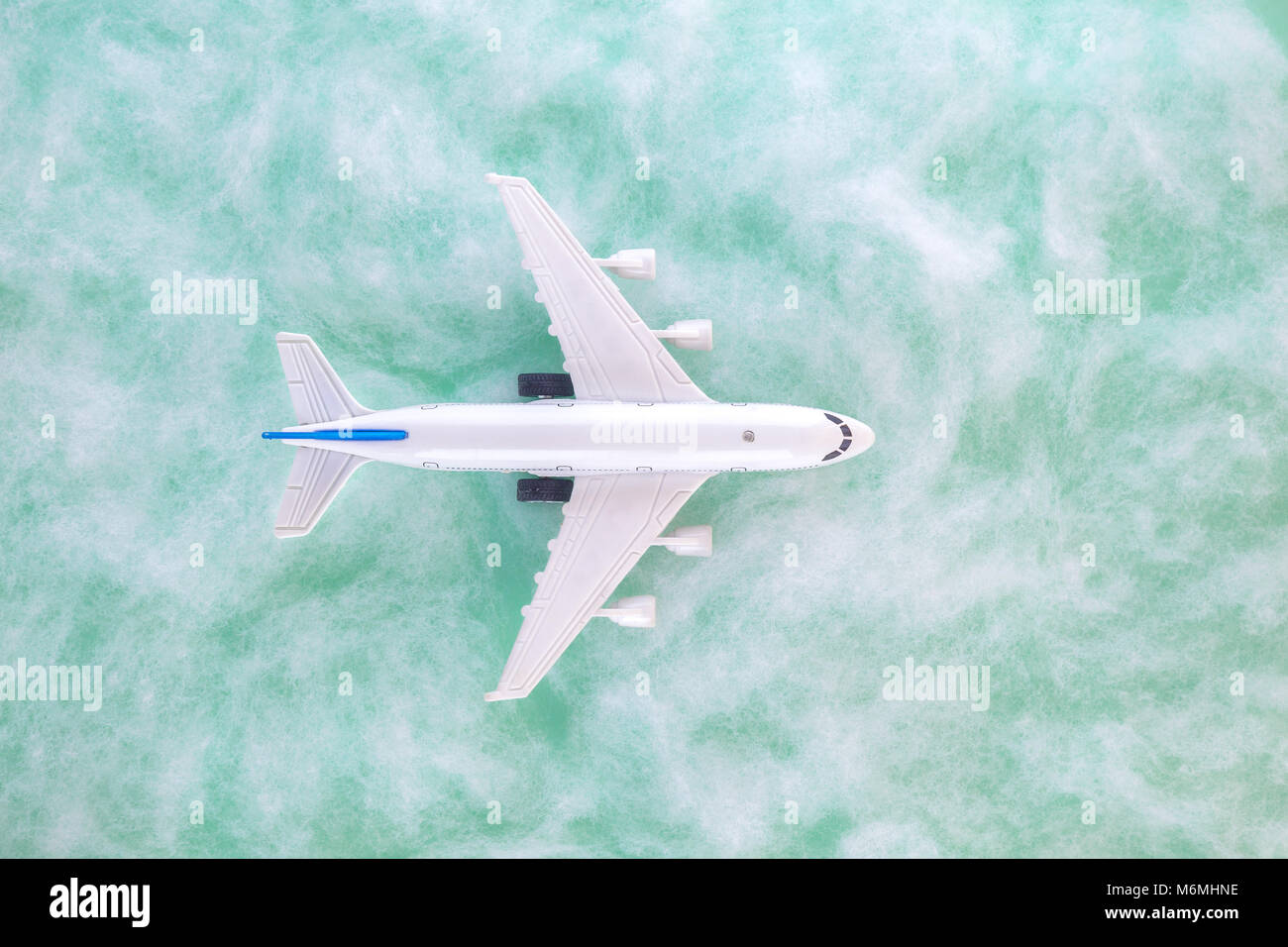 Modello di piano di aeromobili battenti attraverso le nuvole. Piatto minima nozione dei laici Foto Stock