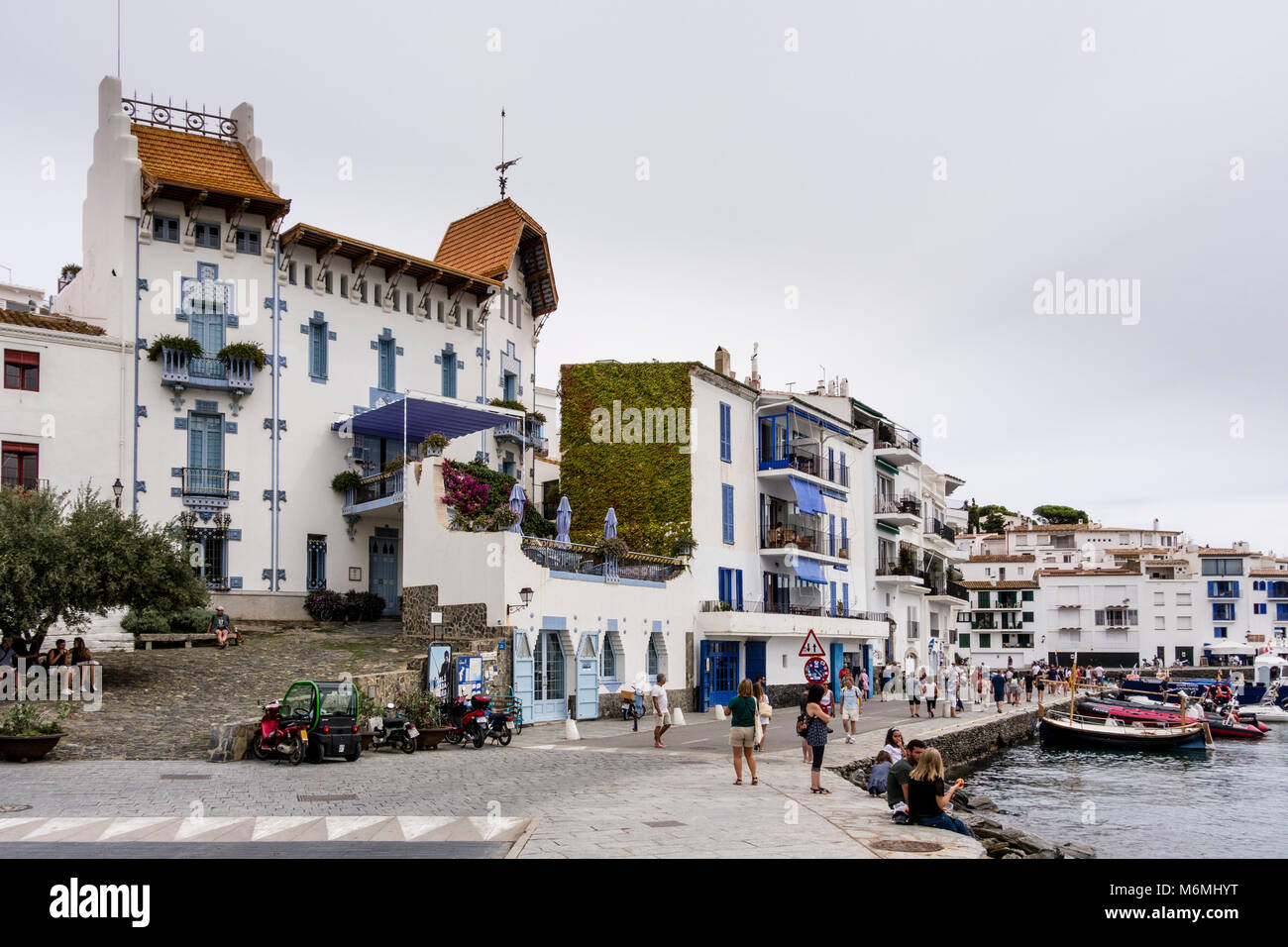 Periodo di bella architettura (la Casa Blu) lungo la spiaggia di Cadaques, Alt Emporda comarca in Costa Brava Catalogna Foto Stock