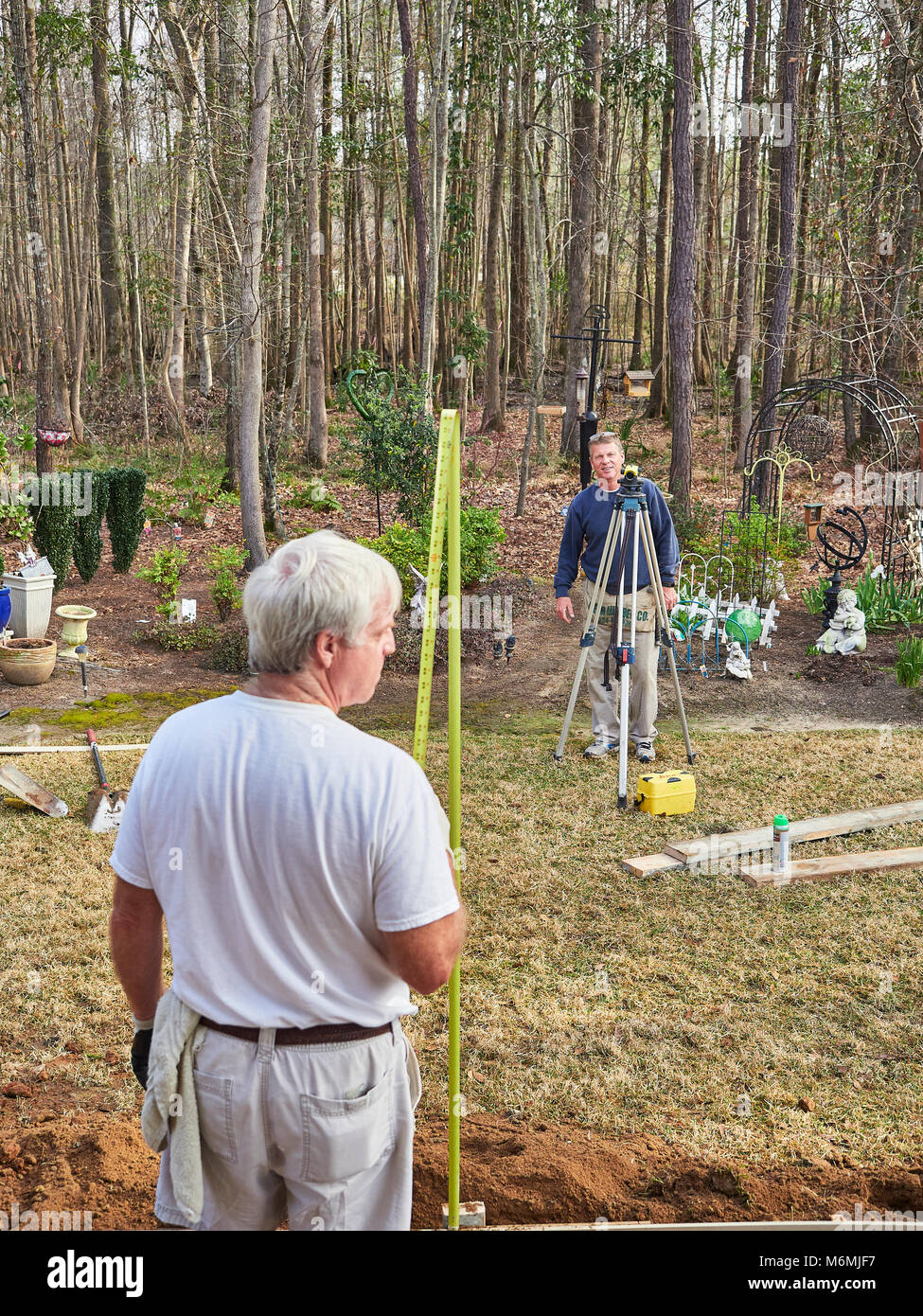 Maschio di lavoratori edili utilizzando un transito-livello mentre si lavora su una costruzione residenziale job in Pike Road Alabama, Stati Uniti d'America. Foto Stock