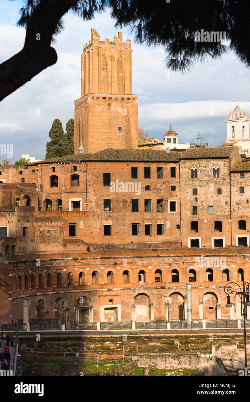 Mercati di Traiano e Forum con Torre delle Milizie su Via dei Fori Imperiali di Roma, lazio, Italy. Foto Stock