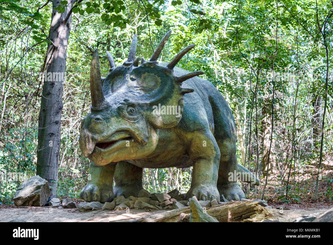 Grande modello di dinosauri preistorici styracosaurus in natura. Uno scenario realistico. Foto Stock