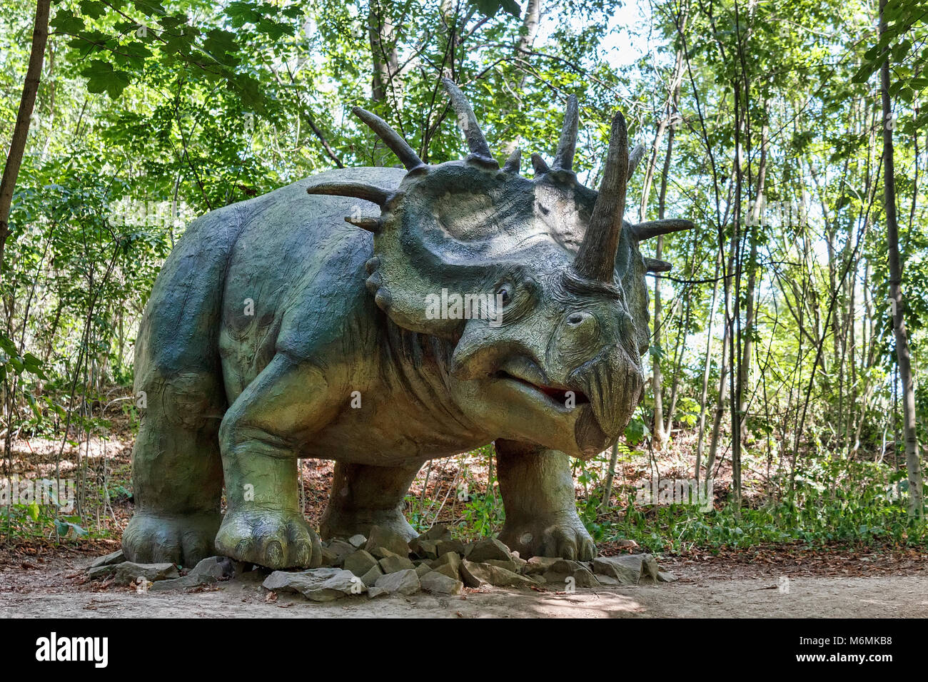 Grande modello di dinosauri preistorici styracosaurus in natura. Uno scenario realistico. Foto Stock