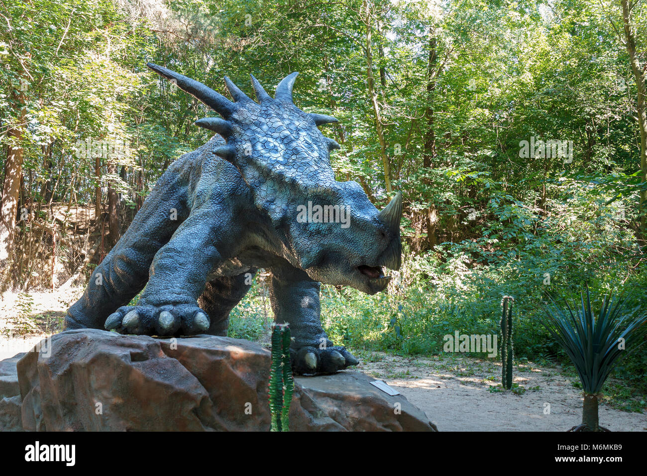 Grande modello di dinosauri preistorici styracosaurus in natura. Uno scenario realistico. Foto Stock