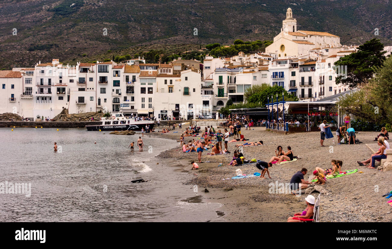 La gente sulla spiaggia, Cadaques , Alt Emporda comarca in Costa Brava Catalogna Foto Stock