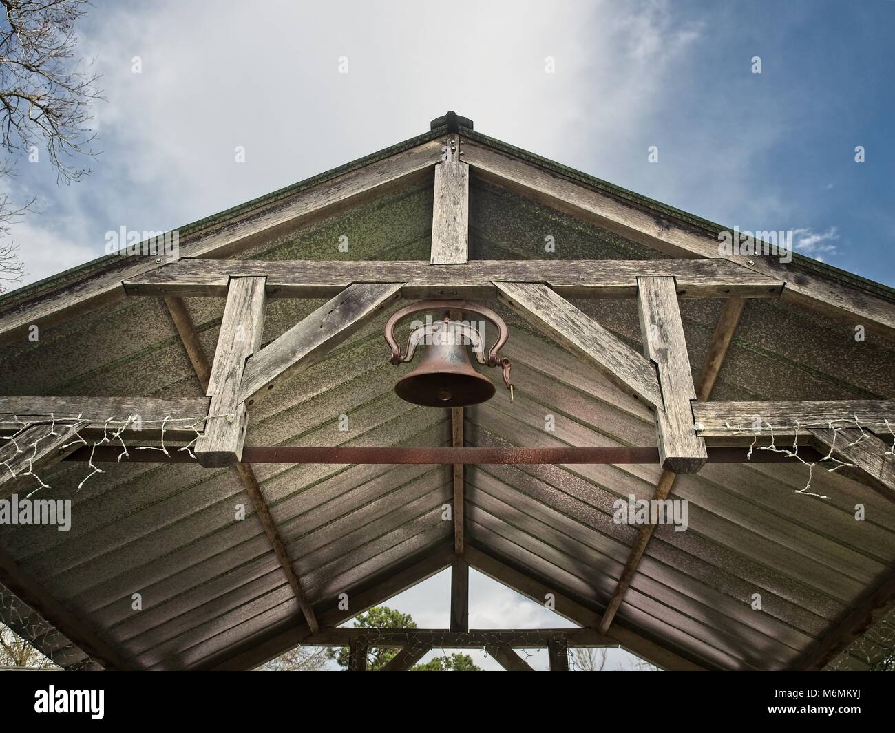 Campana in un edificio di legno aperto Foto Stock