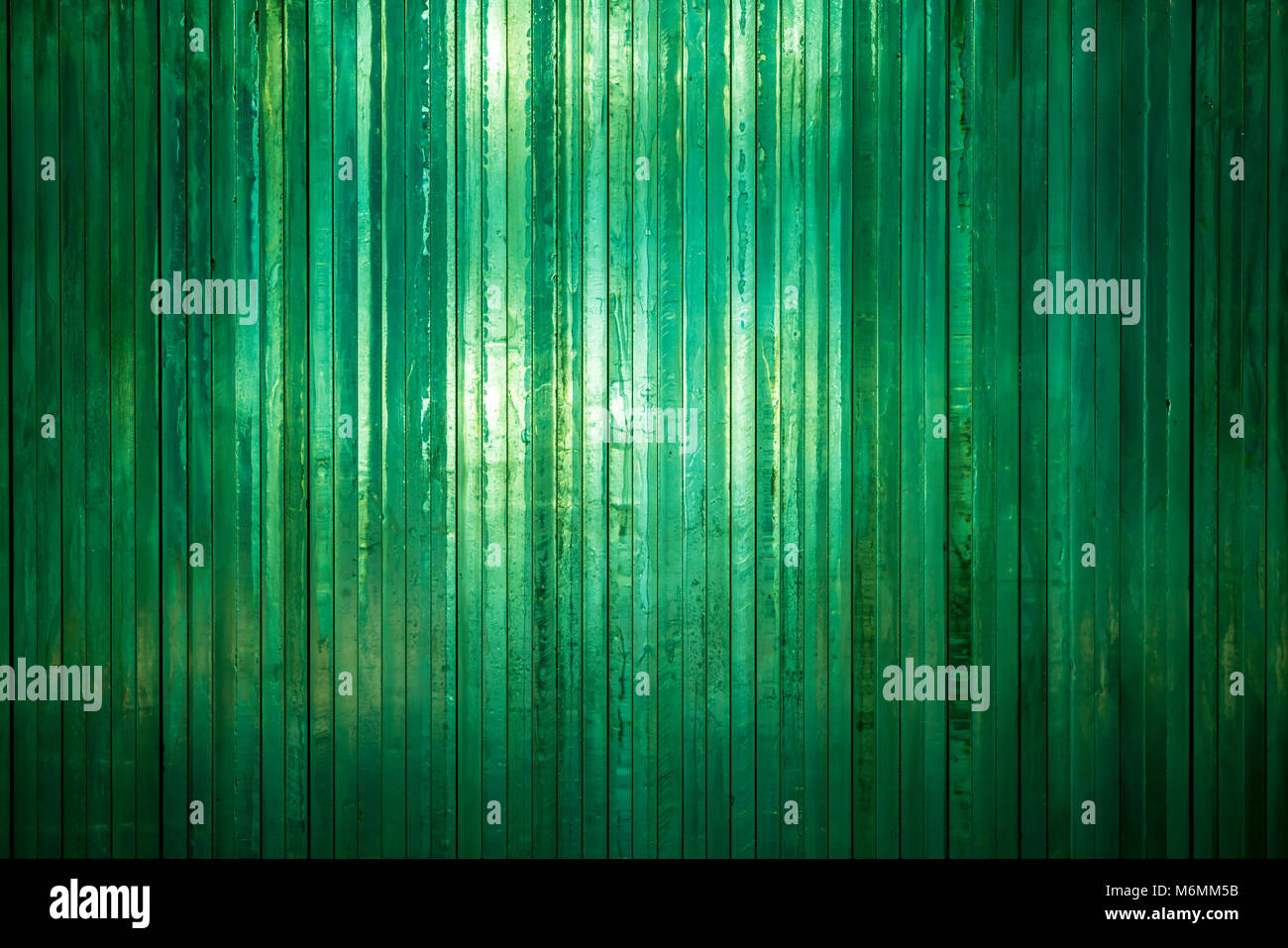 Parete spessa di vetro verde in strisce verticali del telaio completo sullo sfondo Foto Stock