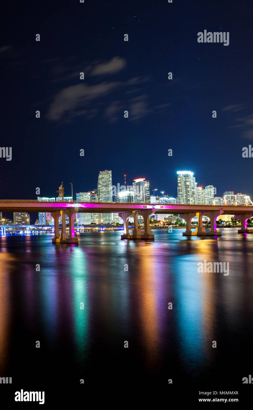 Vista della MacArthur Causeway bridge a Miami la notte sopra l'acqua. Vista dall isola di Biscayne Foto Stock