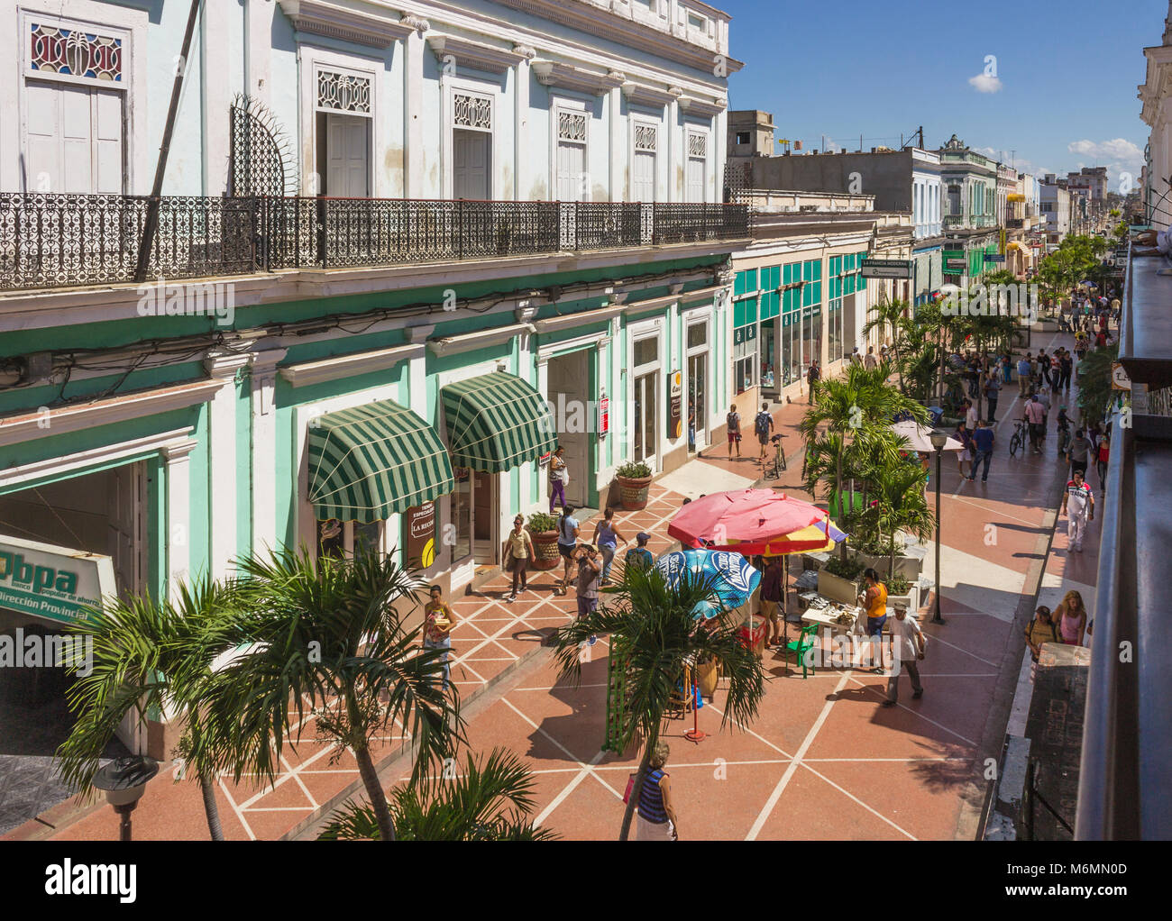 La vista dal balcone di El Bulevar strada pedonale, Cienfuegos, Cuba Foto Stock