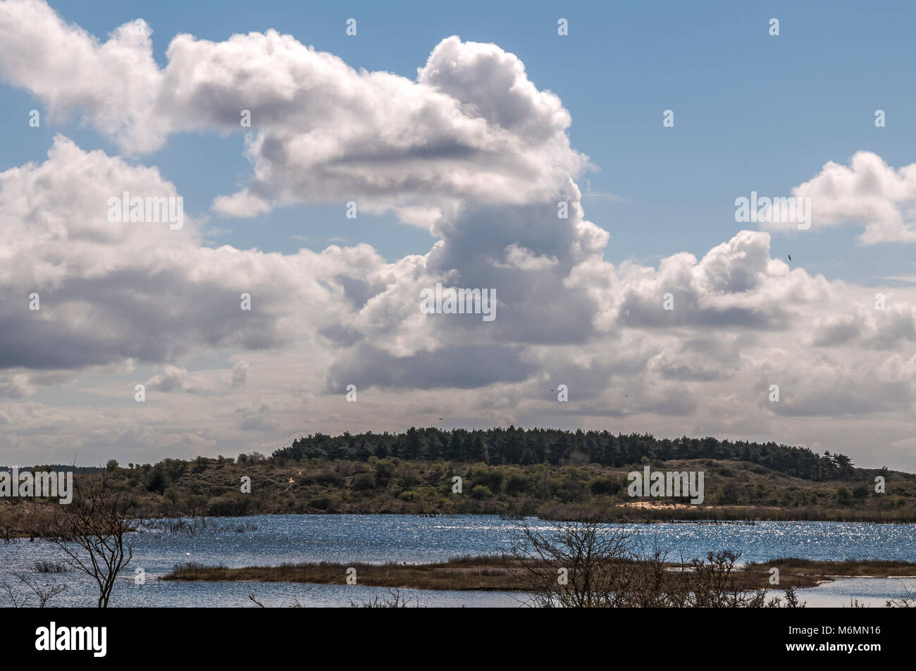 Bellissimo paesaggio del lago e di un cielo nuvoloso Foto Stock