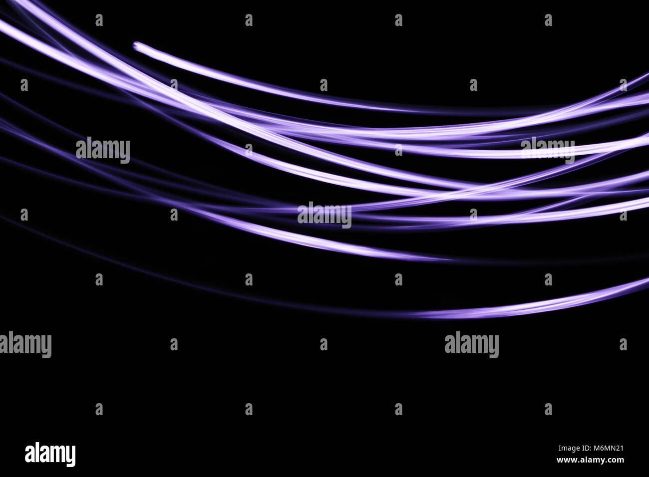 Linee di neon gradiente bianco e viola Foto Stock