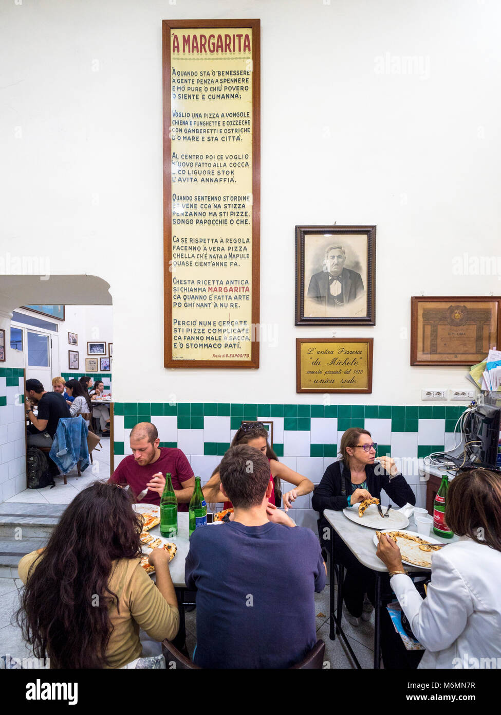 Interno del L'antica pizzeria da Michele, Napoli, Italia. Foto Stock