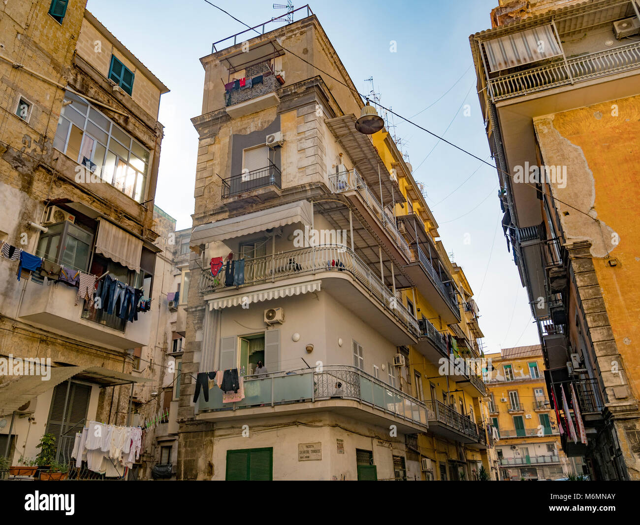 Alloggiamento tipiche in blocchi di appartamenti a Napoli, Italia. Foto Stock