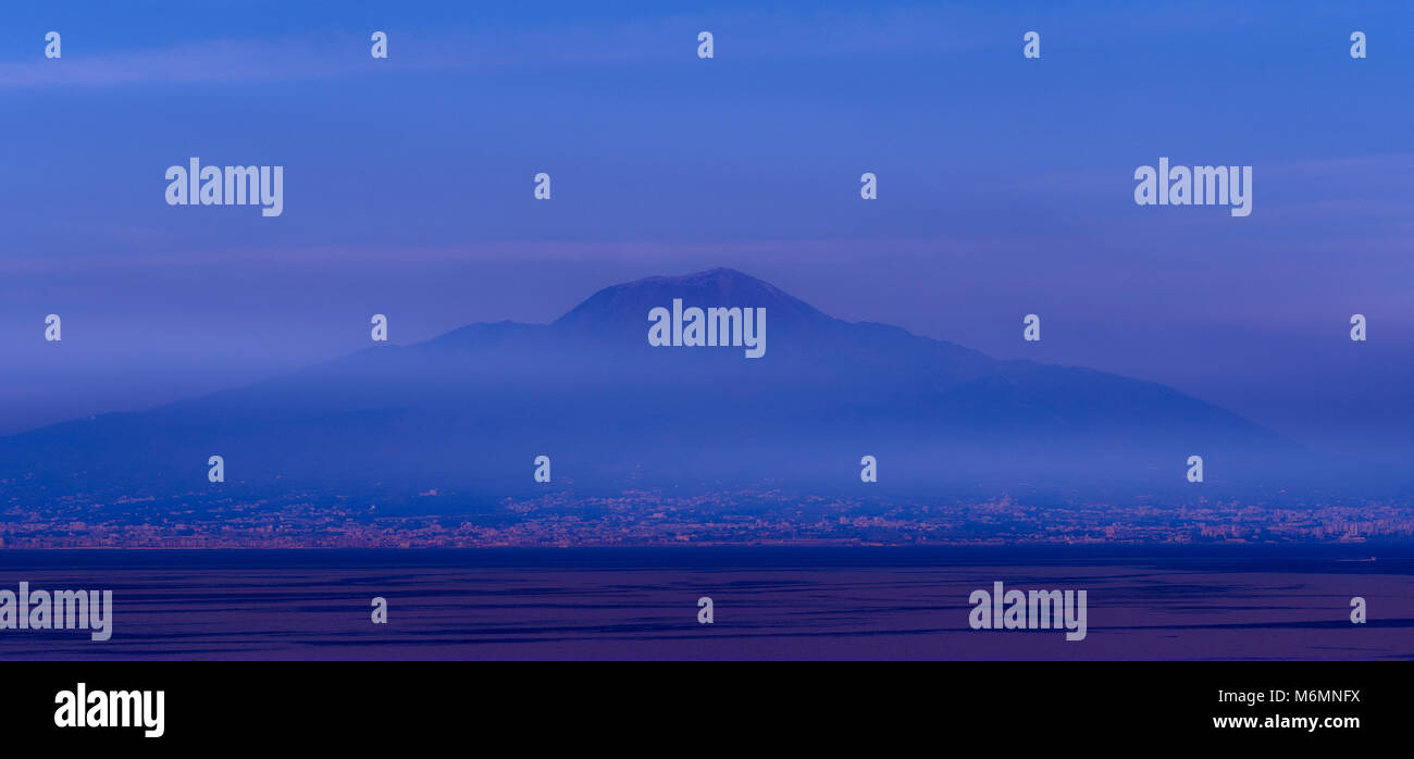 Il Vesuvio dalla baia di Napoli, Italia. Foto Stock