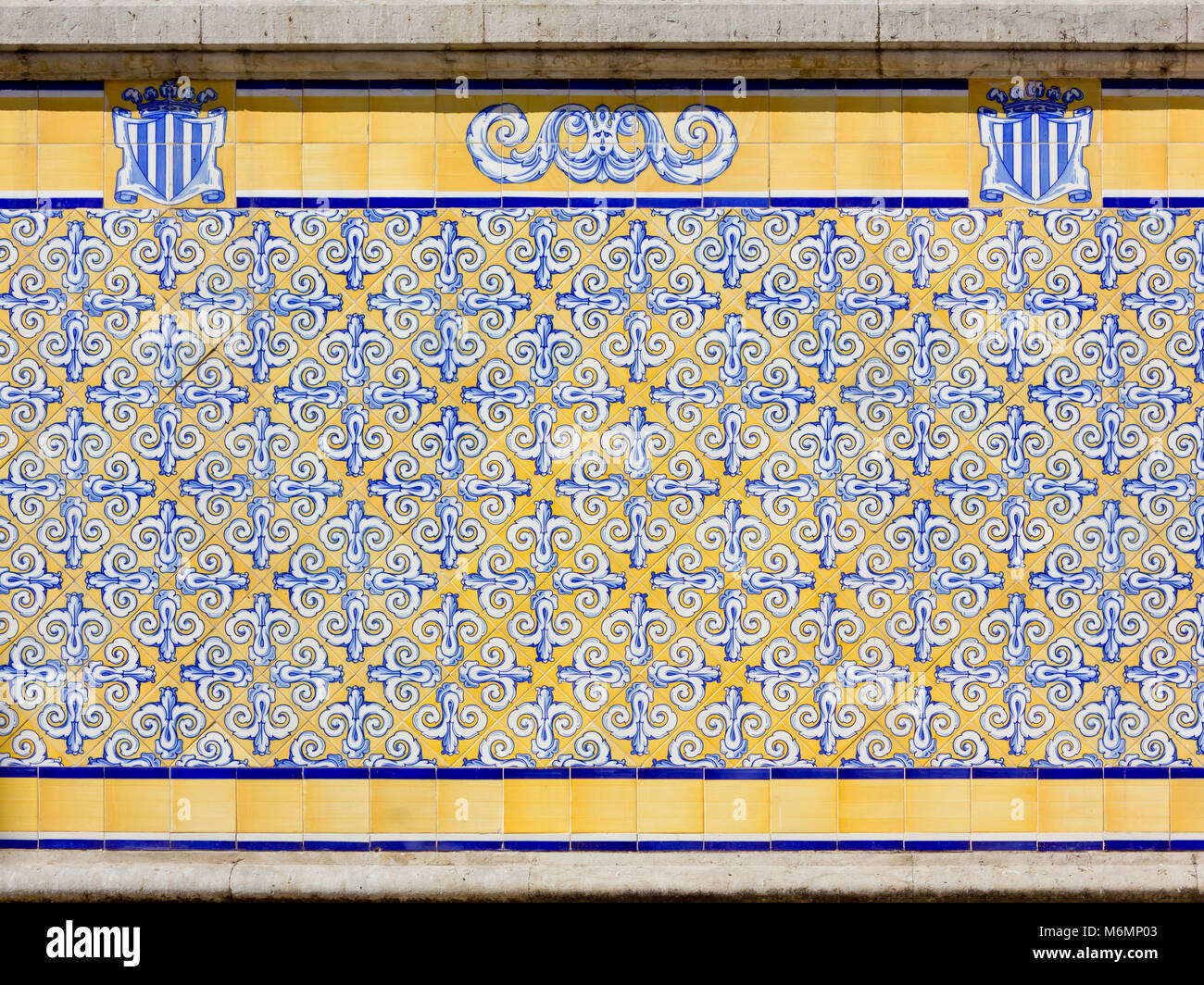 Il blu e il giallo azulejos sulla parete esterna di un edificio Foto Stock