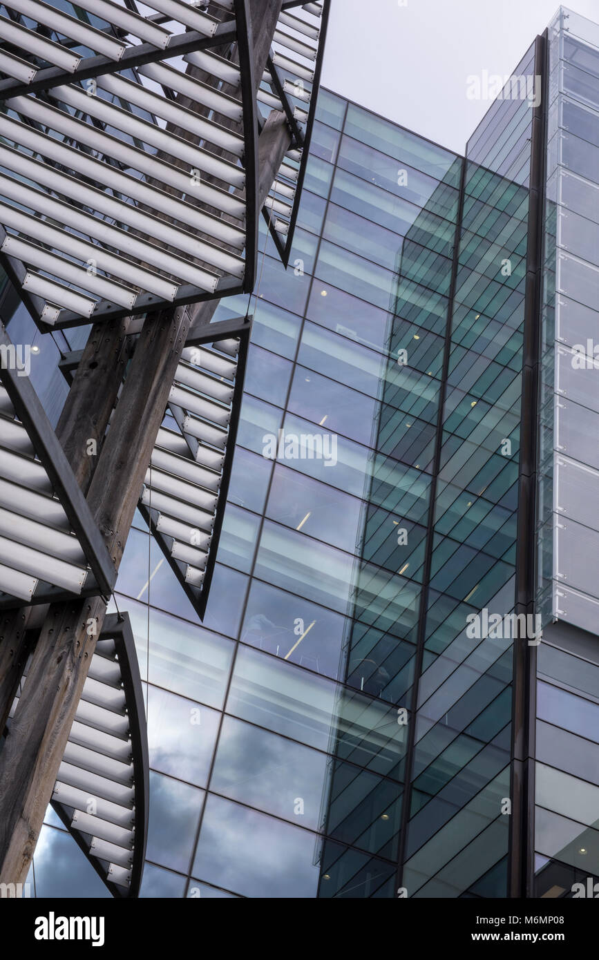 Moderna e contemporanea architettura di Londra sulla riva del fiume Tamigi nel centro della capitale. Abstract in prossimità di edifici in vetro satinato. Foto Stock