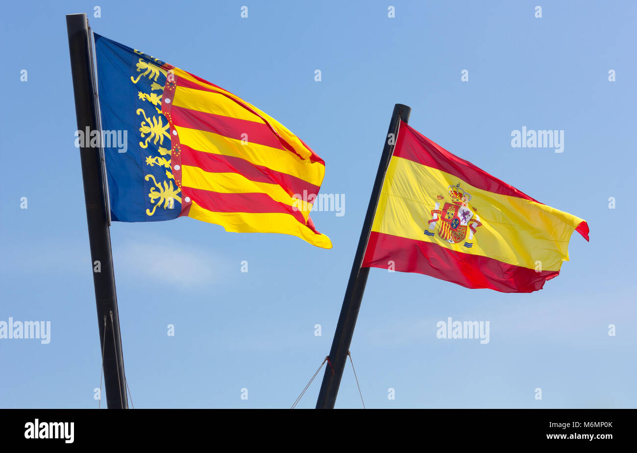 Comunità Valenciana e bandiere spagnole contro un cielo blu Foto Stock