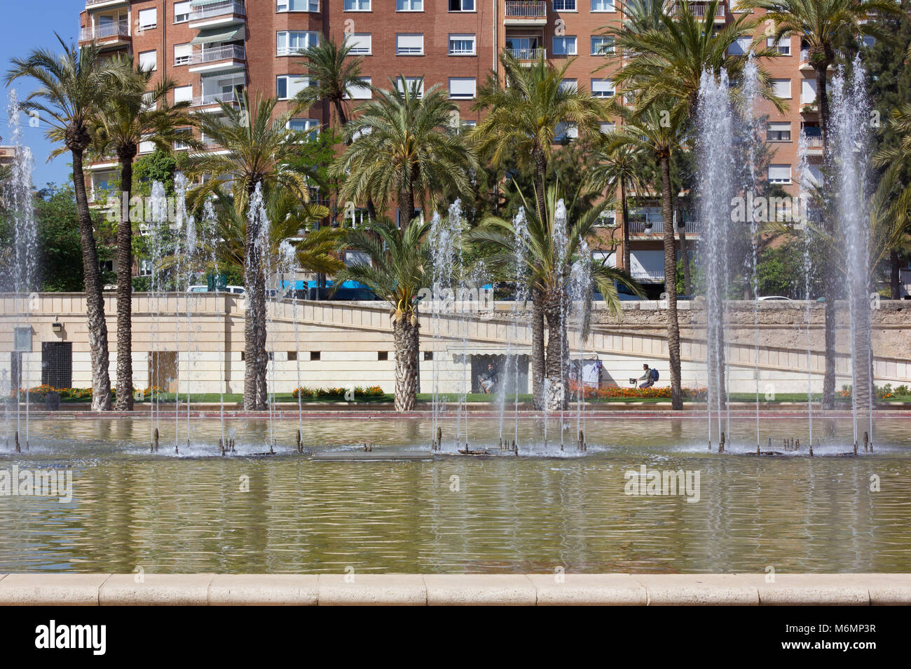 Una fontana e alcuni alberi nel Jardin del Turia il parco della città di Valencia, Spagna Foto Stock