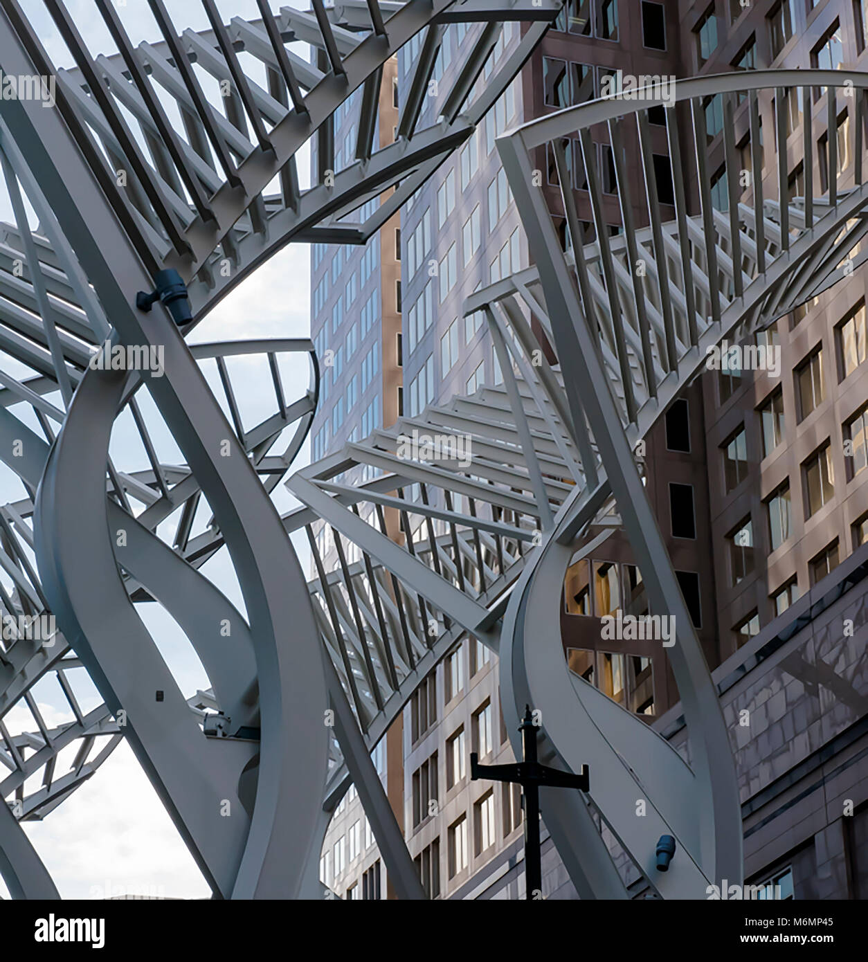 Galleria alberi sculture al di fuori i banchieri Hall e il nucleo centrale dello shopping nel centro di Calgary, Alberta, Canada. Foto Stock