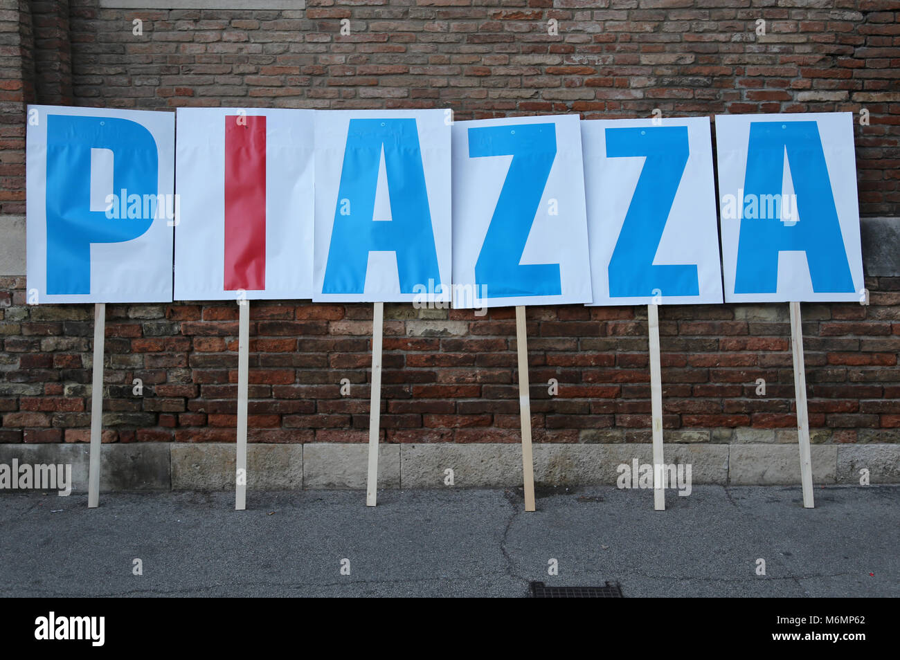 Banner grande piazza che significa Square in lingua italiana durante una manifestazione di protesta Foto Stock