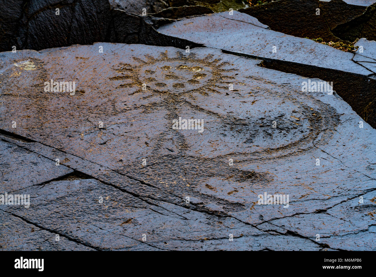 Dio sole Petroglyph a Tambaly Achaeological paesaggio, Kazakistan, Tambaly Gorge, montagne Chu-Lii Età del Bronzo di arte rupestre, Patrimonio Mondiale dell UNESCO Foto Stock