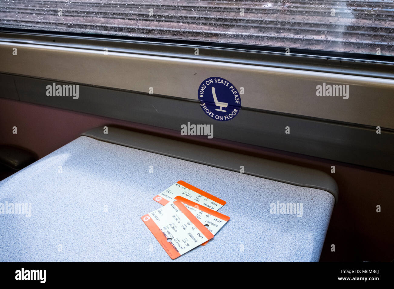 Il viaggio in treno. Biglietti ferroviari sulla tavola di un Regno Unito carrello ferroviario Foto Stock