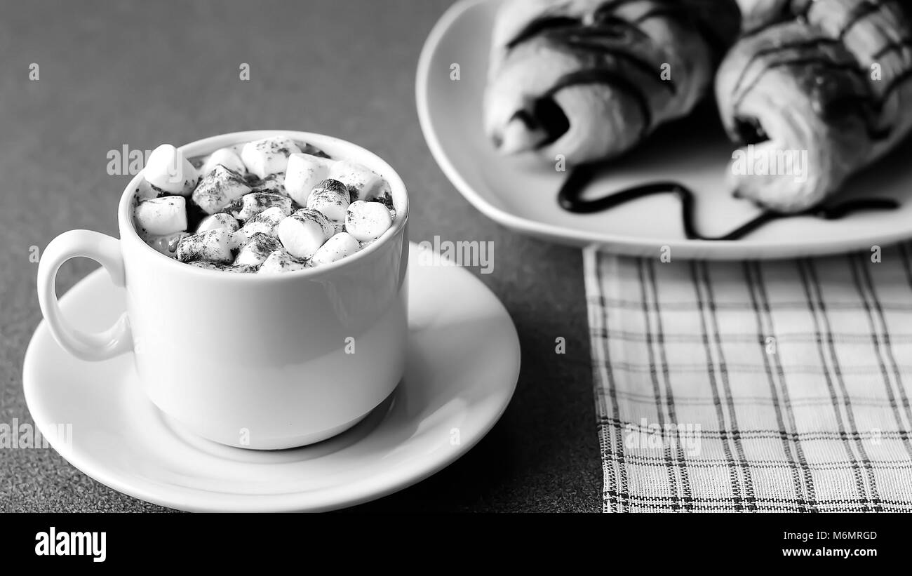 Cornetti freschi con cioccolato sul tavolo. Deliziosa Breakfas Foto Stock