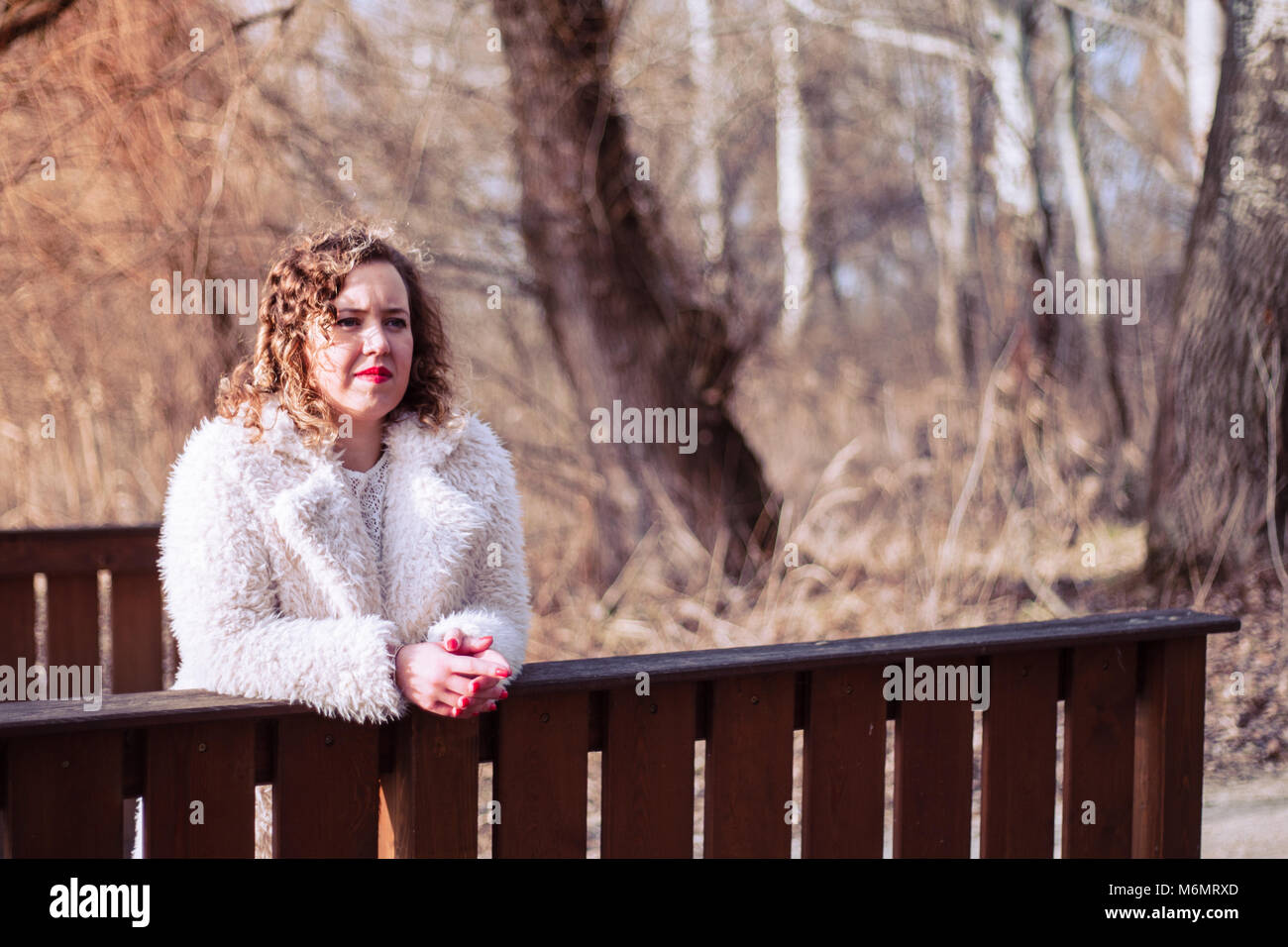 Outdoor close up ritratto di ricci bella donna che indossa pelliccia al park Foto Stock