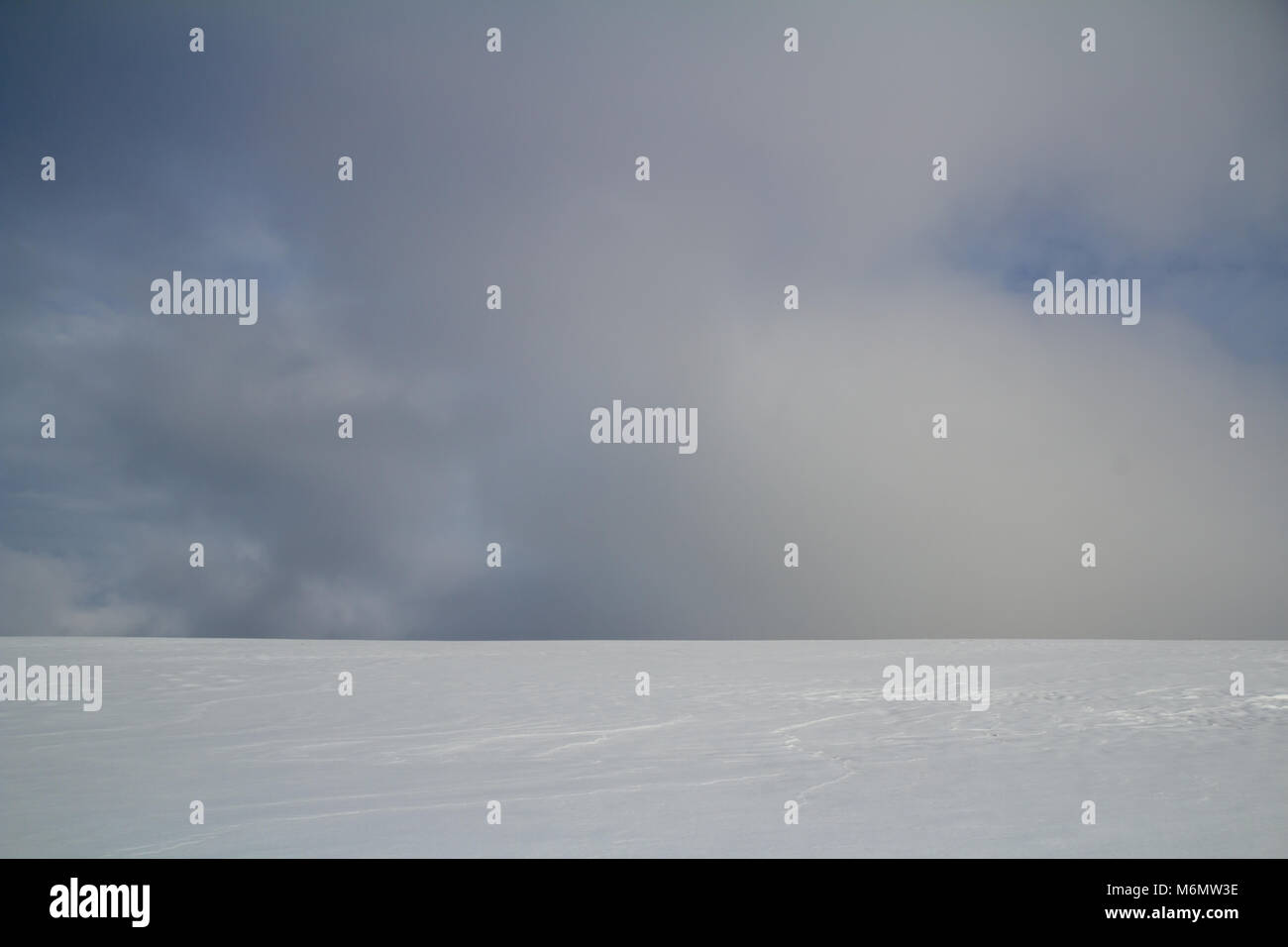 Cielo nuvoloso con in primo piano nevoso Foto Stock