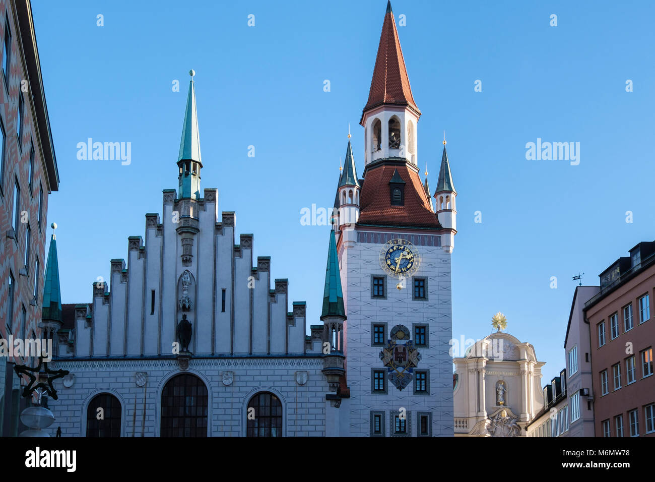 San Pietro chiesa cattolica di clock tower in Marienplatz, Monaco di Baviera, Germania, Europa Foto Stock