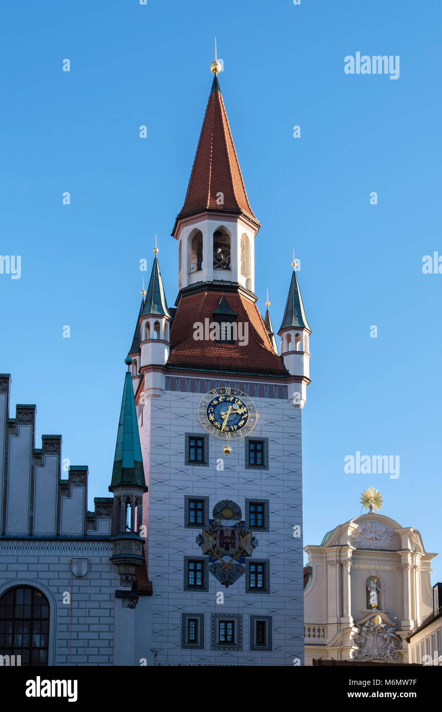 San Pietro chiesa cattolica di clock tower in Marienplatz, Monaco di Baviera, Germania, Europa Foto Stock