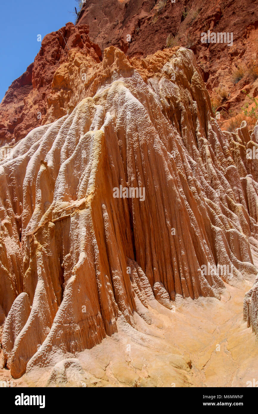Madagascar, Ankarana riserva speciale. Red Tsingy - arenaria erosione dovuta alla deforestazione Foto Stock