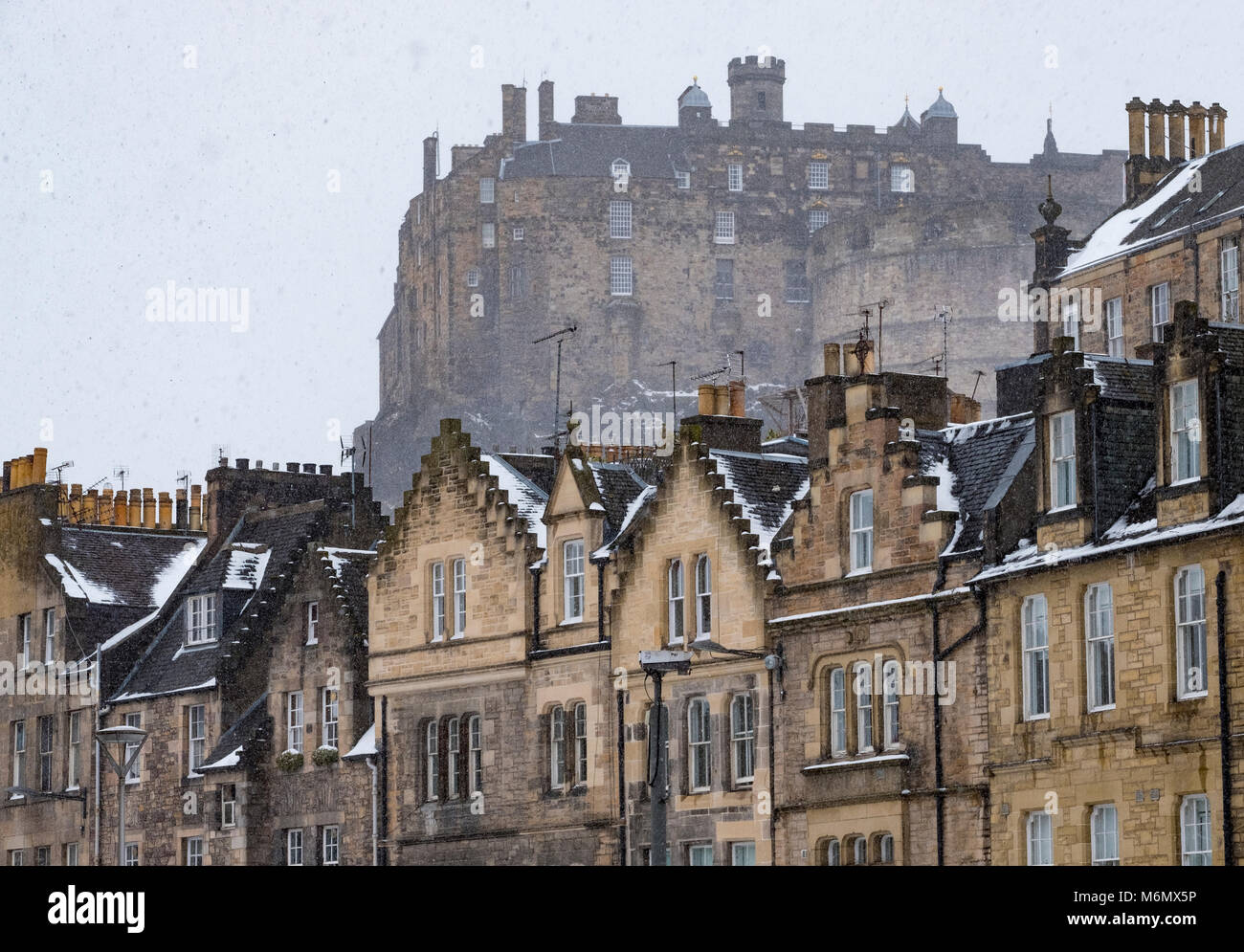 Vista sul Castello di Edimburgo e il centro storico di case dal Grassmarket durante la neve pesante caduta di Edimburgo , in Scozia, Regno Unito Foto Stock