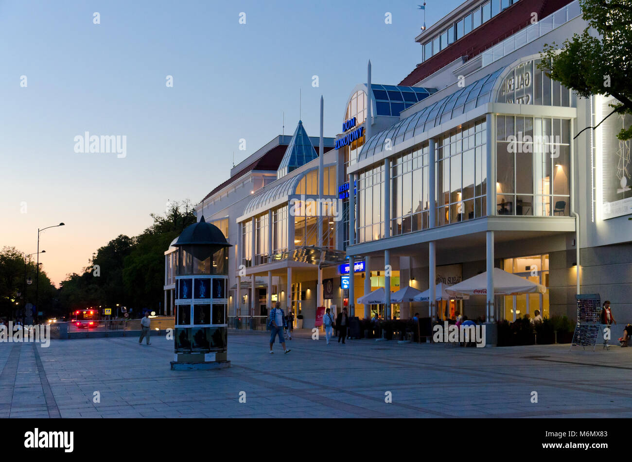 Haffner shopping centre, Bohaterow Monte Cassino street, viale principale e di grande attrazione turistica denominata 'Monciak'. Sopot, provincia di Pomerania, Pol Foto Stock