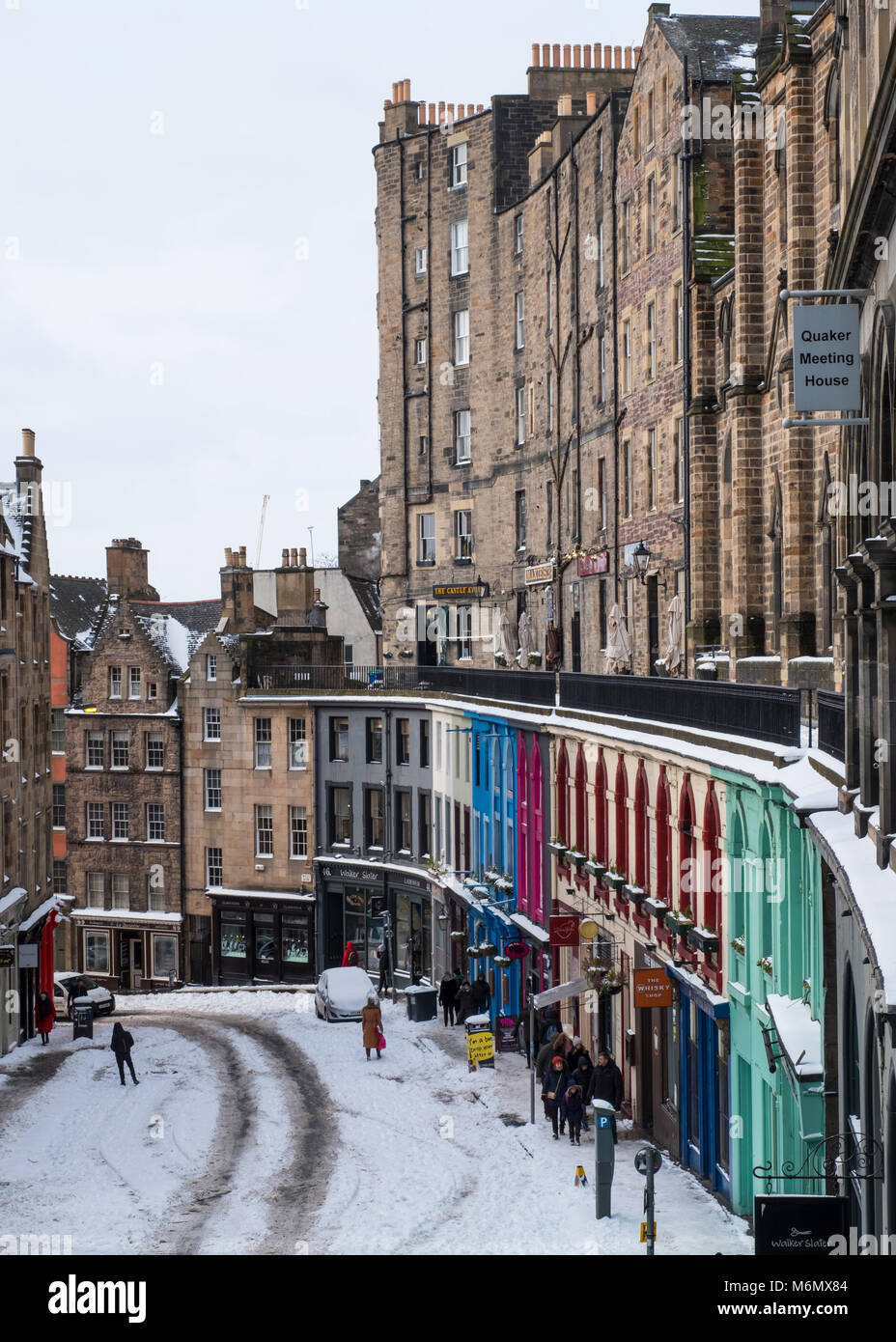 Vista del centro storico di Victoria Street di Edimburgo Città Vecchia dopo la neve pesante, Scotland, Regno Unito Foto Stock