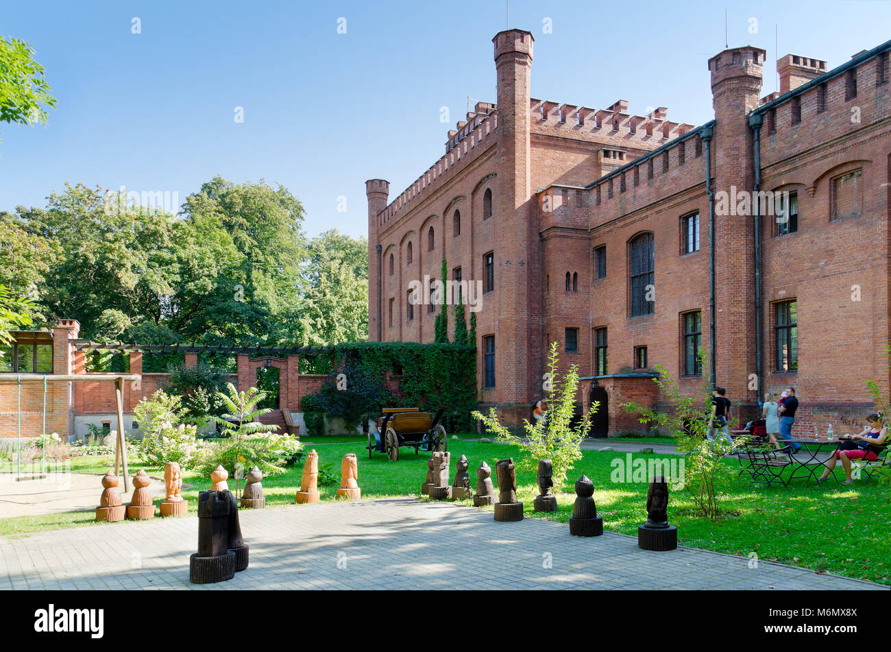 Il castello di Rzucewo, von al di sotto del palazzo di famiglia (costruito 1840), attualmente hotel 'Zamek Jan III Sobieski', Rzucewo, provincia di Pomerania, in Polonia, in Europa. Foto Stock