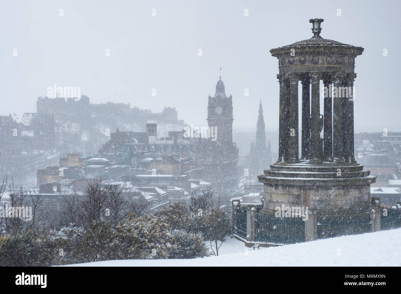 Vista da Calton Hill sulla città di Edimburgo durante la neve cade , Scozia, Regno Unito Foto Stock
