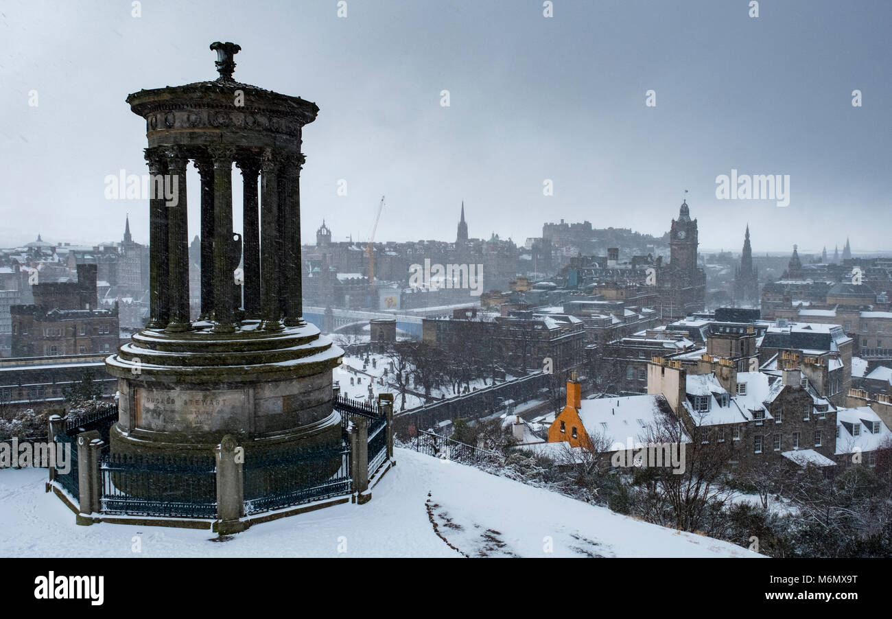 Vista da Calton Hill sulla città di Edimburgo durante la neve cade , Scozia, Regno Unito Foto Stock