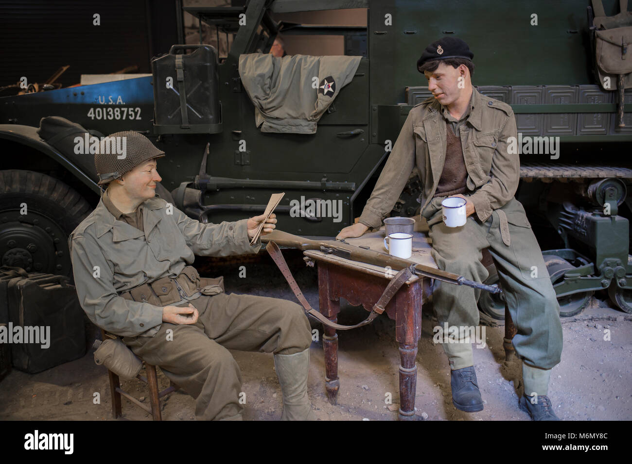 II Guerra Mondiale di scenari militari e rievocazioni nella guerra terrestre della zona a Duxford Imperial War Museum, Cambridgeshire, Regno Unito. Foto Stock