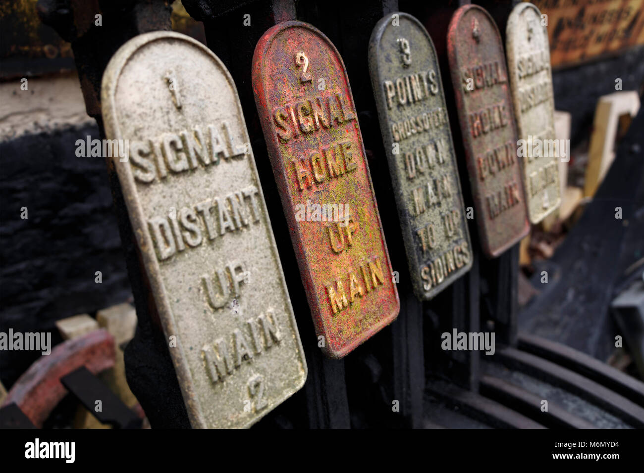 Ferroviarie dismesse casella segnale leva comanda, numerate e specificando la linea di indicazioni stradali. North Walsham, Norfolk, Regno Unito. Foto Stock