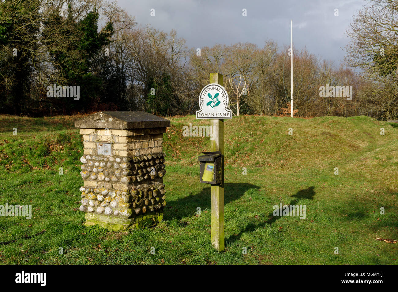 Il sito noto come Beacon Hill, anche come accampamento romano, con è ondulata di terrapieni. Il punto più alto nel Norfolk e situato al di sopra di West Runton, Cromer, Regno Unito Foto Stock