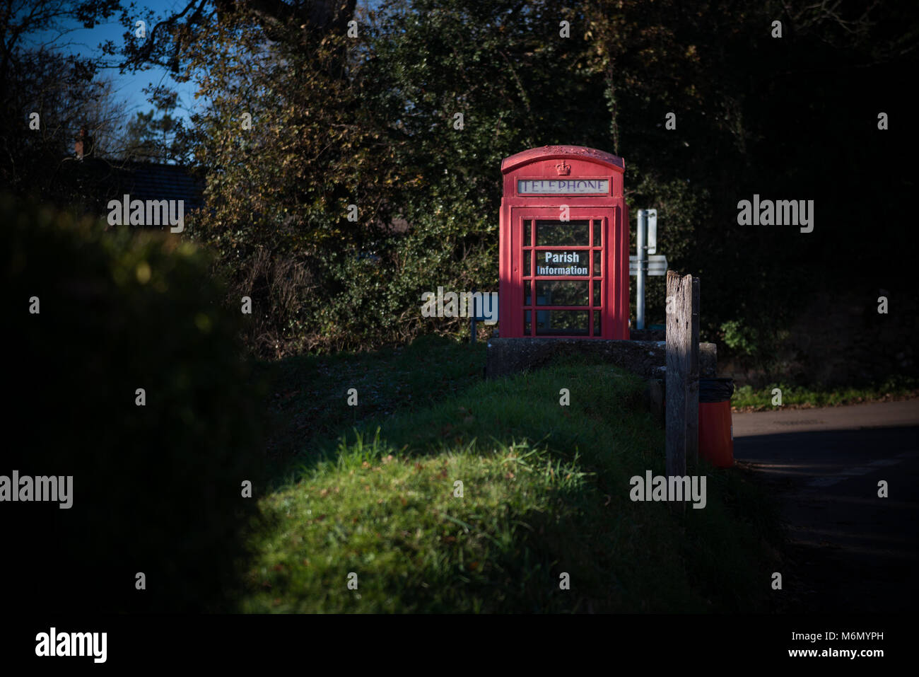 Telefono rosso casella nella campagna inglese Foto Stock