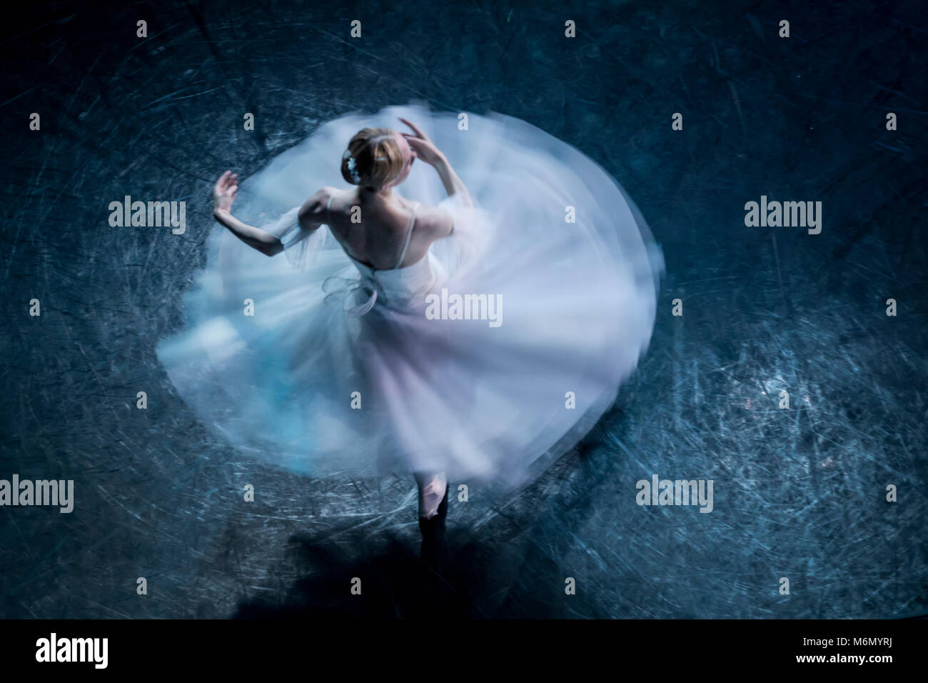 Una prima ballerina in scena dal balletto classico "Giselle" Foto Stock