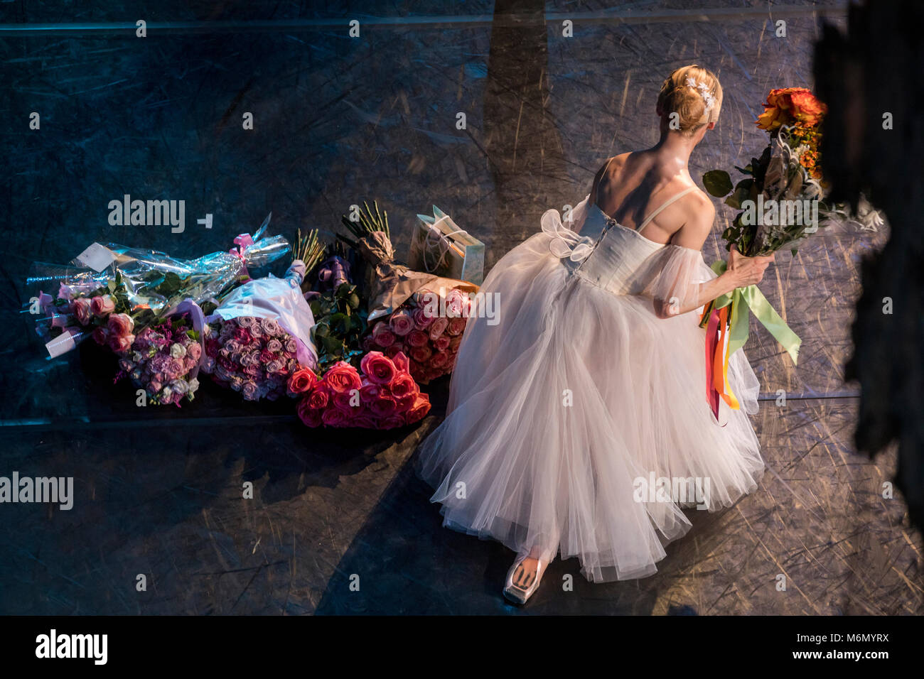 Una ballerina durante il sipario finale chiamata dopo il balletto classico Giselle la finitura Foto Stock